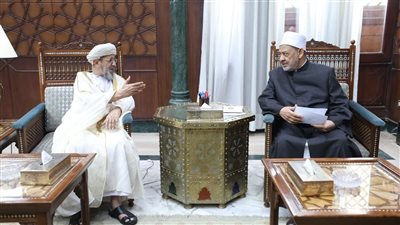 مفتي عُمان لشيخ الأزهر: نتابع مواقفكم الشجاعة في الدفاع عن قضايا الأمة 