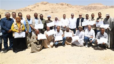 وزير السياحة والآثار يكرم مرممي الأقصر المشاركين بمقبرتي رابويا وساموت