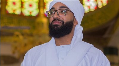 صانع المحتوى علي عبدالغفار يطلب الدعاء لوالدة زوجته ويهاجم «الطيبات»