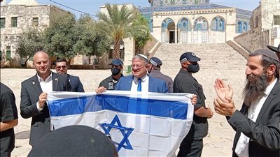 بن غفير يرفع علم الكيان الإسرائيلي في باحات المسجد الأقصى 