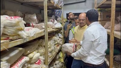 محافظ السويس يقود حملة مسائية مفاجئة على الأسواق والمطاعم ويضبط لحوما فاسدة 