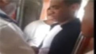 إيقاف فرد شرطة عن العمل وإحالته للتحقيق لتجاوزه مع أحد المتسولين