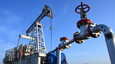 أسعار النفط تهوي لأدنى مستوياتها في أسابيع.. وخام برنت يفقد 11%