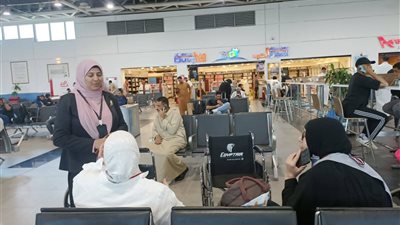 قافلة التوعية بموسم الحج تواصل جهودها داخل المطارات والموانئ 