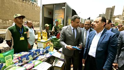 بتخفيضات 25%.. رئيس الوزراء يتفقد معرض 