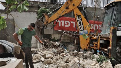 لإنشاء حديقة إسرائيلية.. الاحتلال يجبر الفلسطينيين على هدم بيوتهم بأيديهم