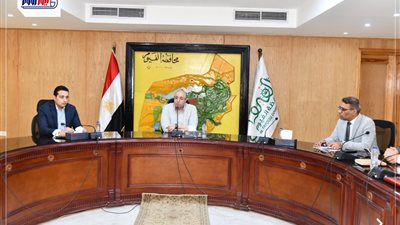 محافظ الفيوم يناقش تحديات قطاعات 