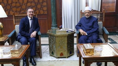 لتعزيز قيم السلام ومواجهة خطاب التطرف.. شيخ الأزهر يستقبل السفير البريطاني