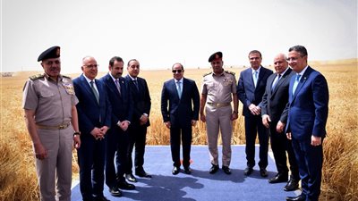 خلال افتتاح مشروع الدلتا.. السيسي يشارك بعض العاملين والحضور صورًا تذكارية