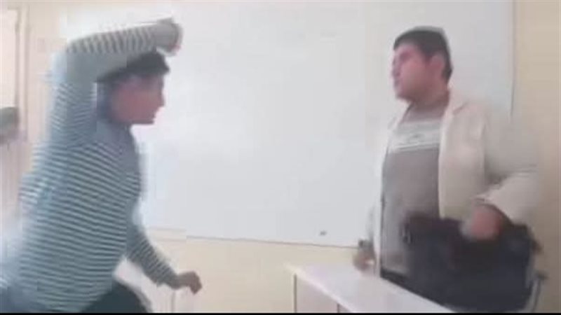 تعدى طالب على معلم