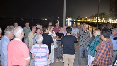 بني سويف تستقبل 39 سائحًا إنجليزيًا في جولة بممشى الكورنيش خلال رحلتهم النيلية