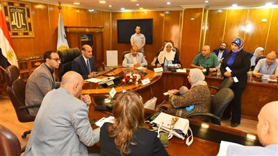 محافظ أسيوط يوجه بعلاج طفل وطفلة على نفقة الدولة ويمنح وحدة سكنية لأرملة  