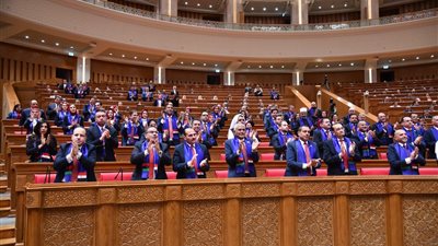 ترحيب حار من نواب حماة الوطن للمستشارعقيلة صالح تحت القبة