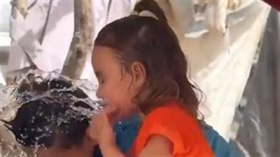 رغم الحرّ والتعب.. أطفال غزة يصنعون الفرح من أبسط الأشياء: «نحب الحياة»