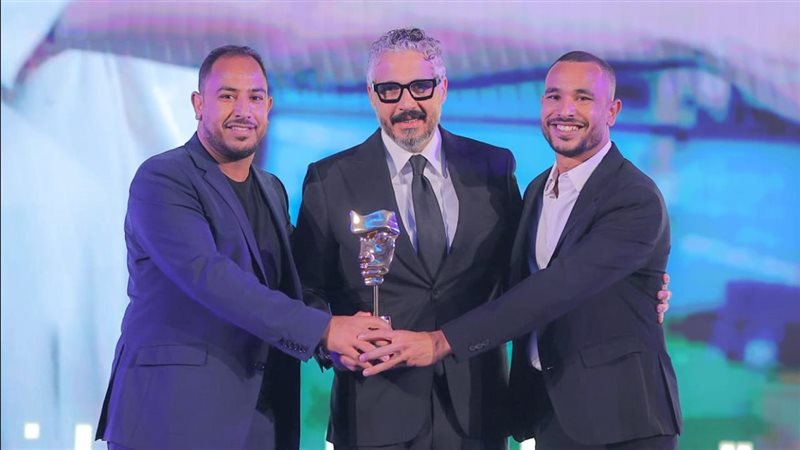 جانب من تسليم الجائزة