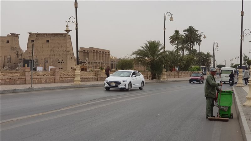 عامل نظافة على كورنيش