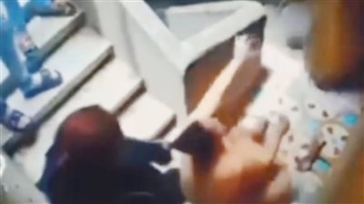 الأمن يفحص فيديو التعدى على سيدة وسحلها أعلى سلم عقار بالشرقية