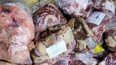 قبل عيد الأضحى.. ضبط 10 أطنان لحوم ودواجن فاسدة داخل ثلاجة غير مرخصة بشبرا