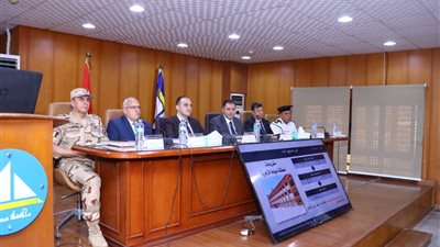 محافظ دمياط يستعرض جهود التنمية ومعدلات تنفيذ المشروعات بالمراكز والمدن