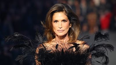 بعمر 60 عاما أيقونة التسعينيات سيندي كروفورد تعود إلى عالم الأزياء
