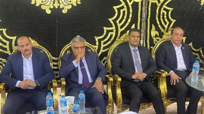 محافظ الدقهلية يقدم العزاء لأسر ضحايا حادث تصادم طريق شرق العوينات بمنية النصر