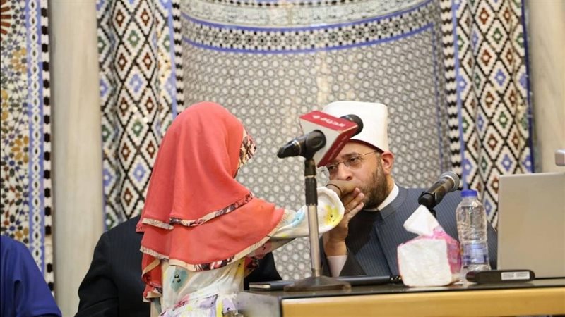 وزير الأوقاف يقبل