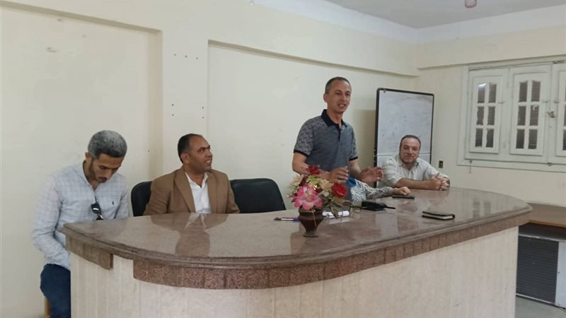 اجتماع رئيس كفر الدوار