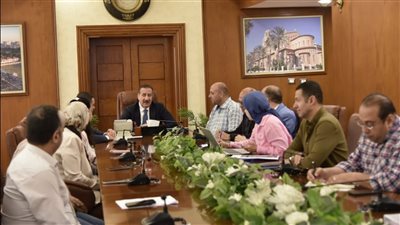 محافظ بورسعيد يبحث مقترحات تنمية عدد من مناطق جنوب والتوسع في المشروعات