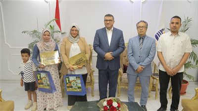 محافظ قنا يكرم سيدتين حصلتا على المراكز الأولى كأفضل تجارب للمتحررات من الأمية
