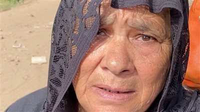 قلب حجر.. مأساة سيدة بالمنوفية تفترش الشارع بعد طرد أبنها لها 