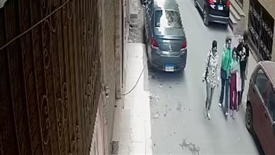 والد أطفال فيديو «الطرد من المنزل»: والدتهم تسلمتهم أمس وحررت محضرًا بالواقعة