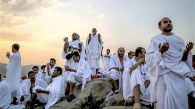مشاهد روحانية من عرفات.. والحجاج ينصتون لخطبة يوم عرفة| شاهد 