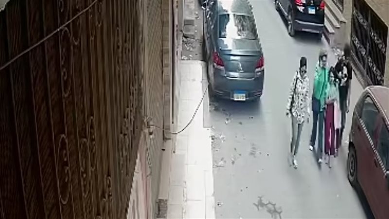 الاطفال ووالدتهم