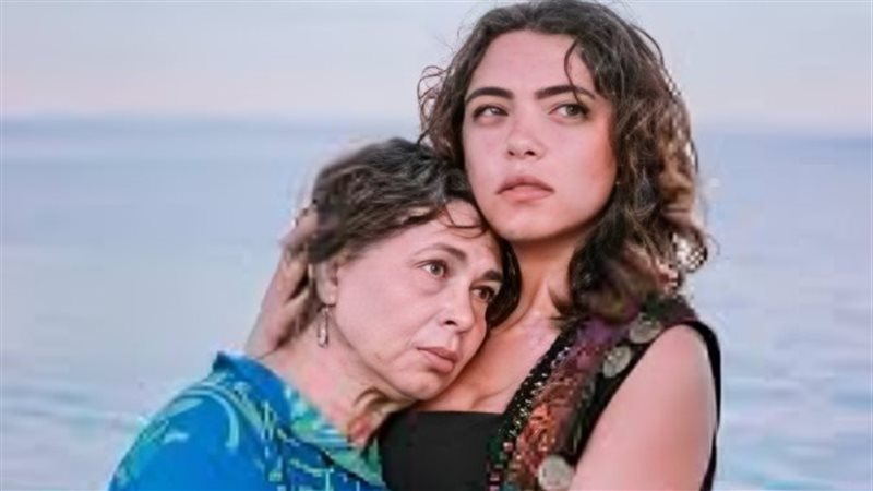 لبنى ونس وابنتها