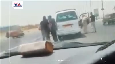 بالشبشب وأمام الركاب.. سائق ميكروباص يهين مسنًا بالفيوم