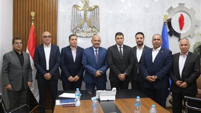 محافظ السويس يبحث مع وفد البنك الزراعي المصري تعزيز التعاون ودعم الأسر الأولى 