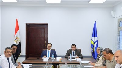 محافظ دمياط يبحث شكاوى المواطنين بعزبة البرج ويوجه بسرعة حل المشكلات