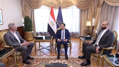 وزير الاتصالات يبحث مع 