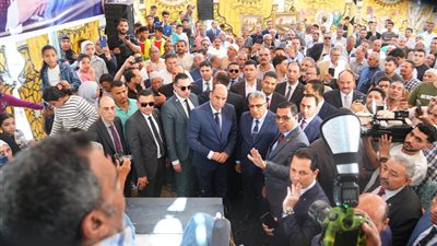 وزير العمل ومحافظ الدقهلية يفتتحان وحدة تدريب متنقلة بقرية 