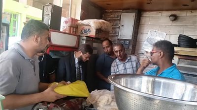 قبل العيد.. محافظ أسوان يوجه بتكثيف الحملات التموينية وضبط المخالفين 