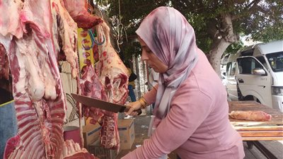 رفضت وظيفة البنك.. حكاية رشا فلفل من قاعات الجامعة لـ عالم الجزارة بالإسكندرية