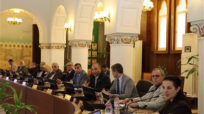 مجلس خدمة المجتمع بجامعة الإسكندرية يبحث خطط التحول الرقمي والطاقة النظيفة 
