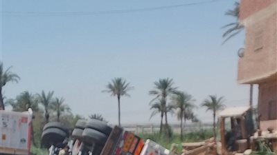 انقلاب مقطورة بشارع حي الجناين بالسويس دون وقوع إصابات