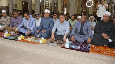 بالصور.. محافظ سوهاج يؤدي صلاة الجمعة بمسجد العارف بالله