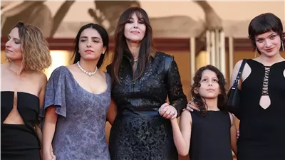 مونيكا بيلوتشي تذهل الجميع على السجادة الحمراء بمهرجان كان السينمائي