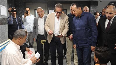 رئيس الوزراء يفتتح عيادة 