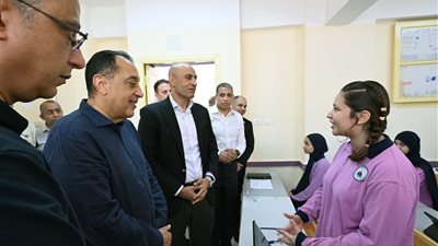 مدبولي يناقش مع الطالبات استفادتهن من منصة «كيريو» اليابانية لتعلم البرمجة
