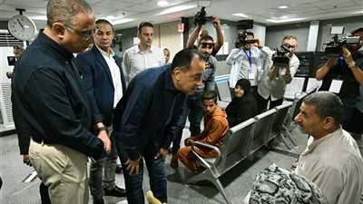مدبولي يجري حوارًا مع المرضى داخل عيادة «روز اليوسف» خلال جولة ميدانية