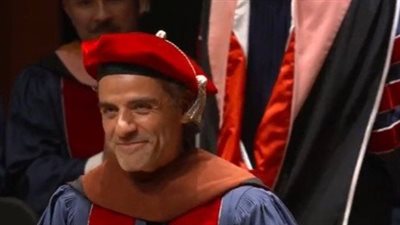 Oscar Isaac يحصل على درجة الدكتوراه الفخرية من مدرسة جوليارد