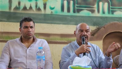 محافظ السويس يلتقي أهالي الكيلو 46 بالجناين.. ويوافق على إنشاء محطة صرف صحي 
